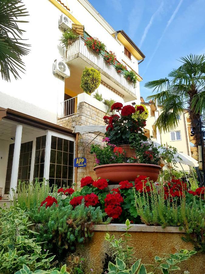 Apartments Lori Poreč Exterior foto